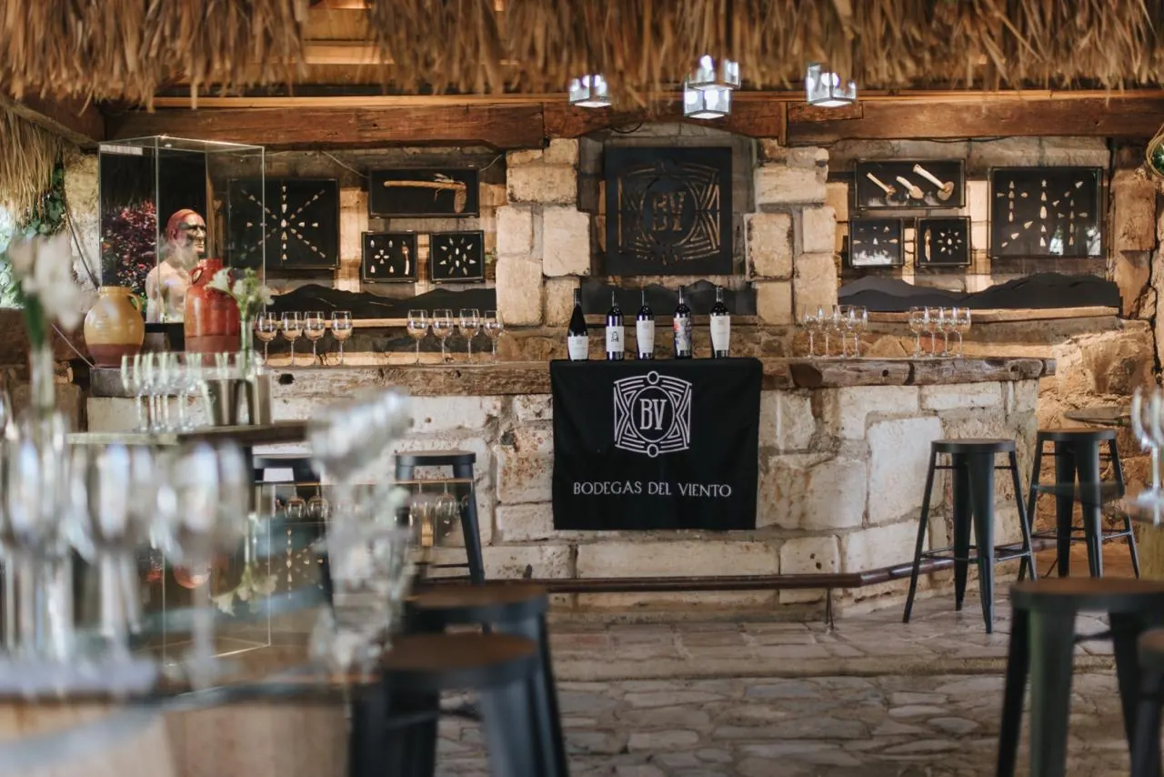 Bodegas del Viento: barra de catas en la montaña de Arteaga