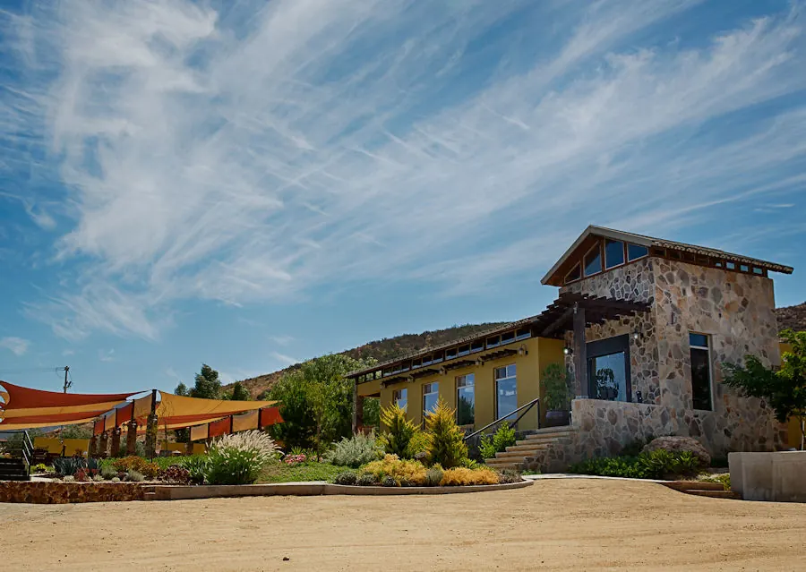 Bodegas F. Rubio: bodega de piedra y velas de sombra