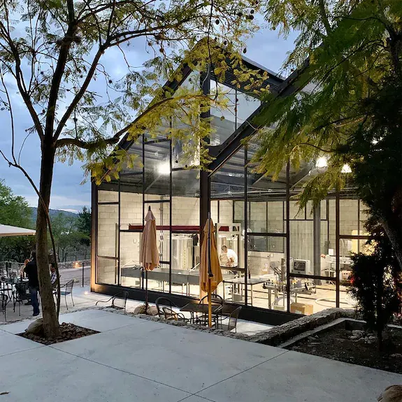 Bodegas Vaivén: sala de catas de cristal entre árboles