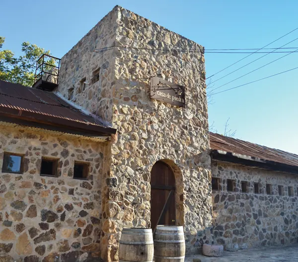 Casa de Piedra: torre de piedra de la bodega