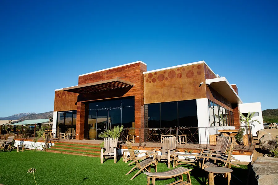 Corona del Valle: terraza y jardín de la vinícola