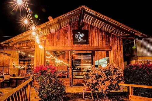 Don Tomás Viñedo: casa de madera iluminada de noche