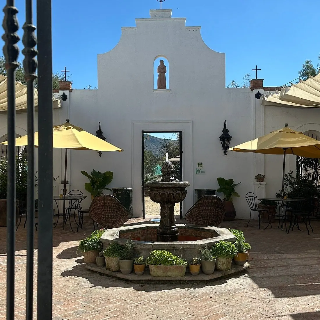 Bodega Dos Búhos: patio colonial con fuente