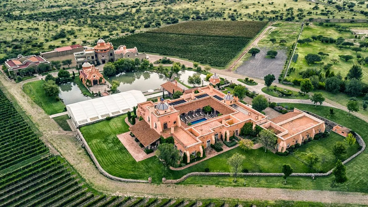 Hacienda San José Lavista: hacienda, capilla y viñedo desde el aire