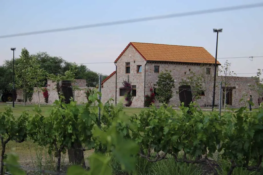 La Terquedad: casona de piedra del viñedo entre jardines
