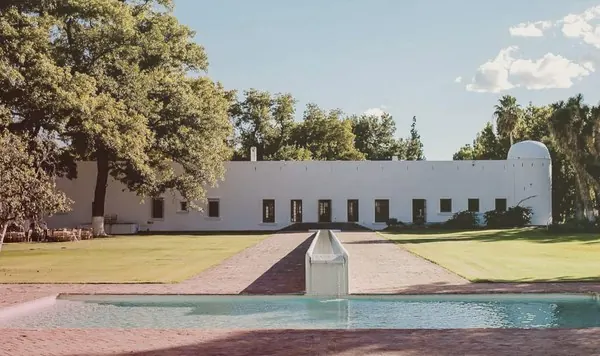 Llano Colorado: hacienda blanca de la vinícola