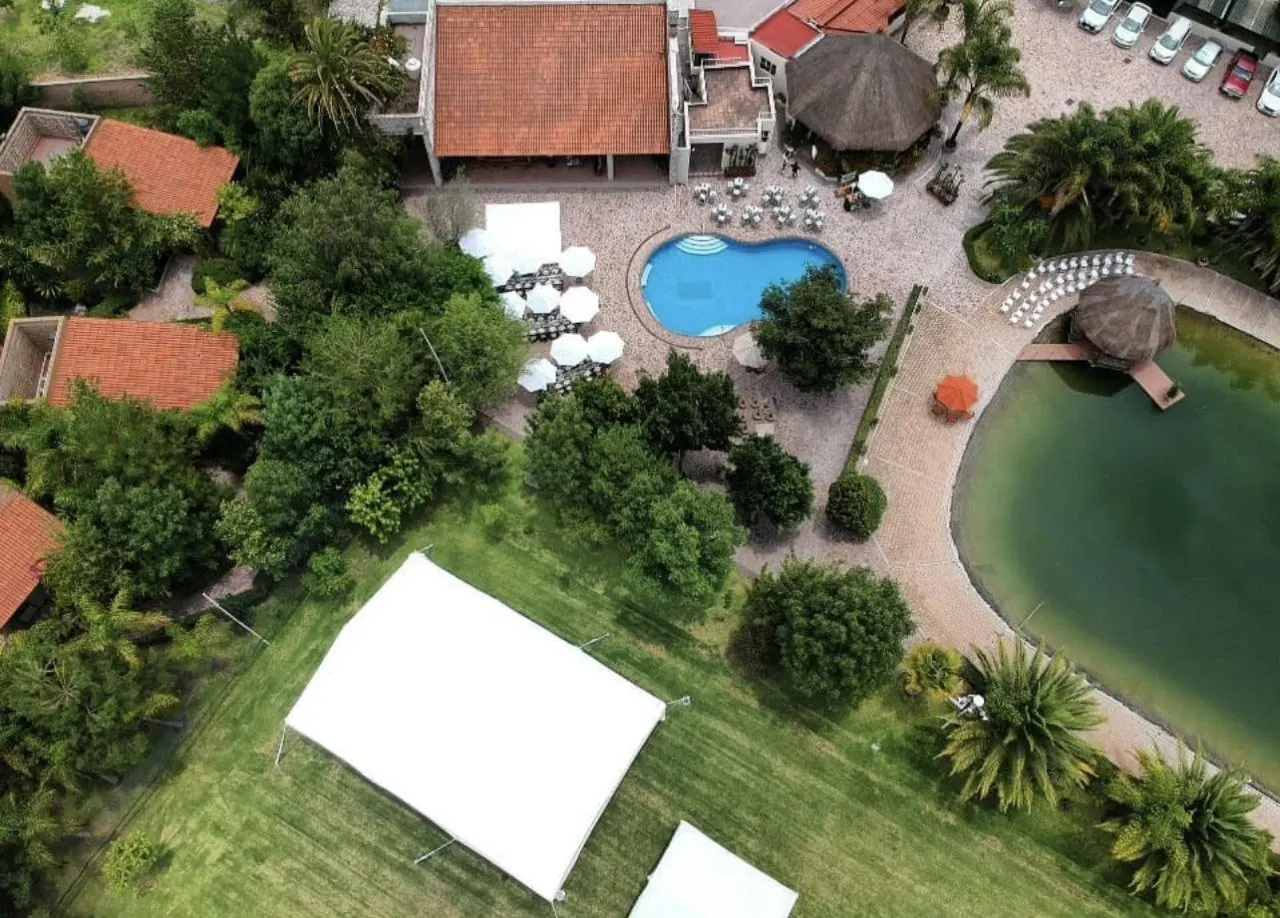 María & Bernardo: vista aérea de la finca, alberca y lago