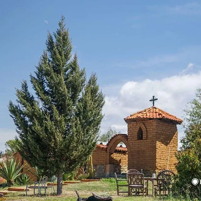Misiones de California: torre de adobe estilo misión en el jardín