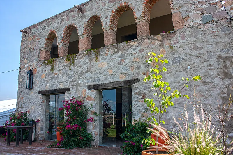 Tierra de Alonso: casona de piedra con arcos