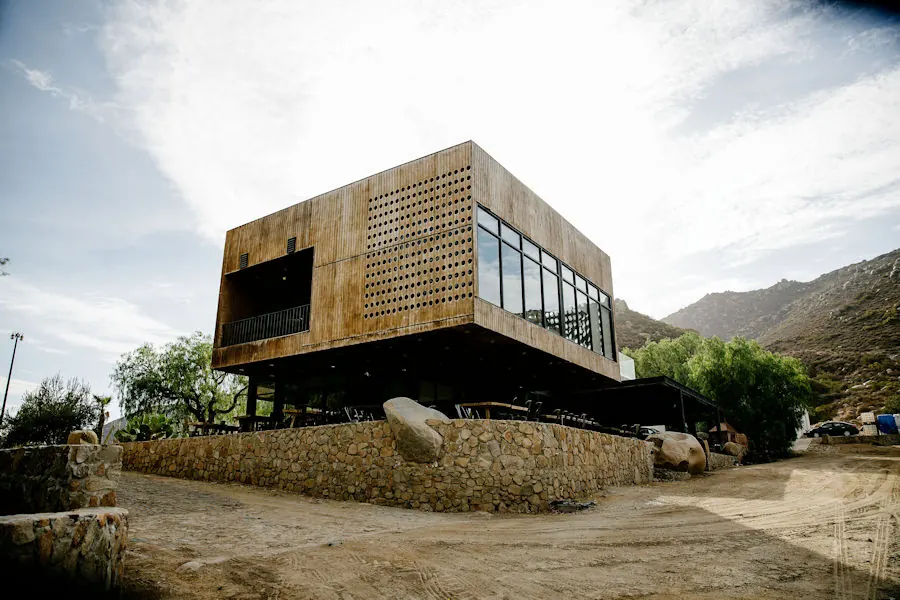 Viña de Frannes: edificio de madera sobre muro de piedra