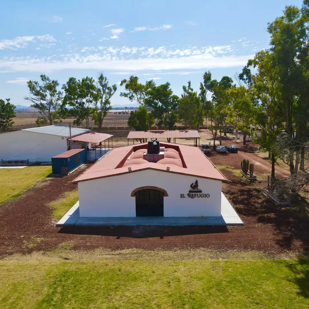 Viñedo El Refugio: bodega del viñedo vista aérea