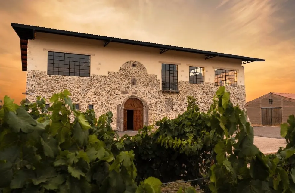 Vinícola El Aguaje: bodega de piedra al atardecer