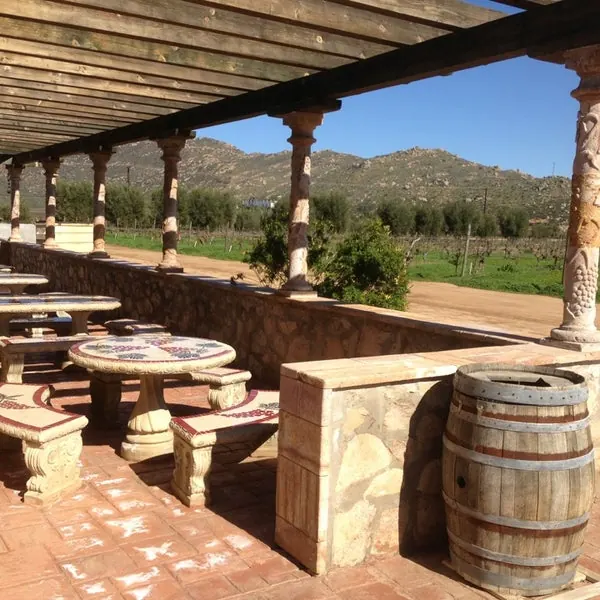Vinos Fuentes: terraza de piedra con vista al valle