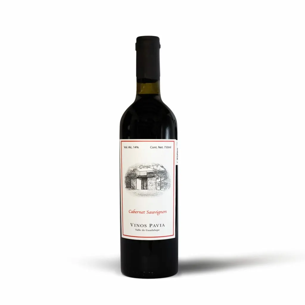 Vinos Pavia: botella de Cabernet Sauvignon sobre fondo blanco