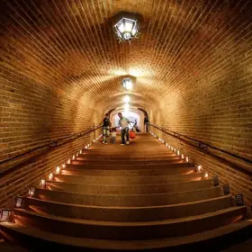 Túnel de ladrillo y escalera de la cava subterránea de Finca Sala Vivé