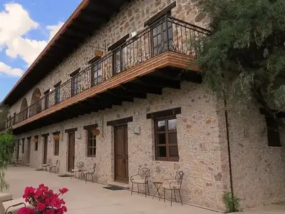 Fachada de piedra con balcones, en Hacienda Tovares