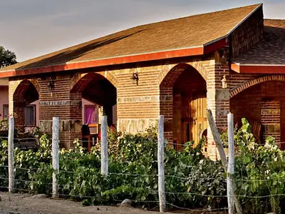 Casona de ladrillo frente al viñedo, en Vinícola JC Bravo