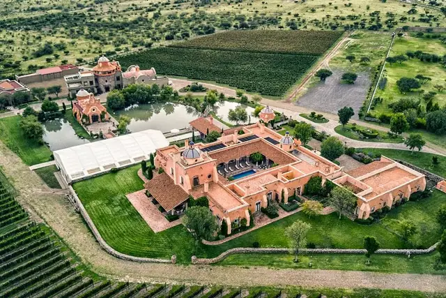 Hacienda, capilla y viñedo desde el aire, en Hacienda San José Lavista