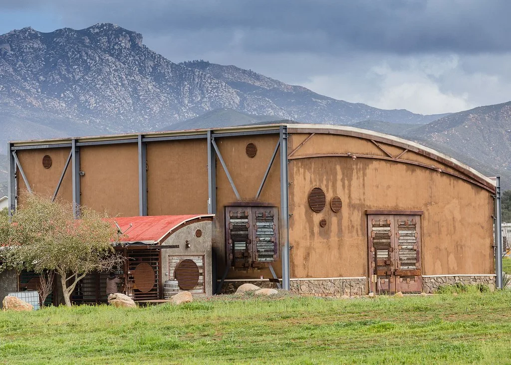 Nave abovedada de la bodega con montañas detrás
