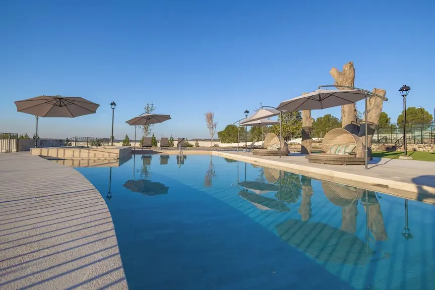 Los Durmientes: la alberca del hotel, con camastros y sombrillas